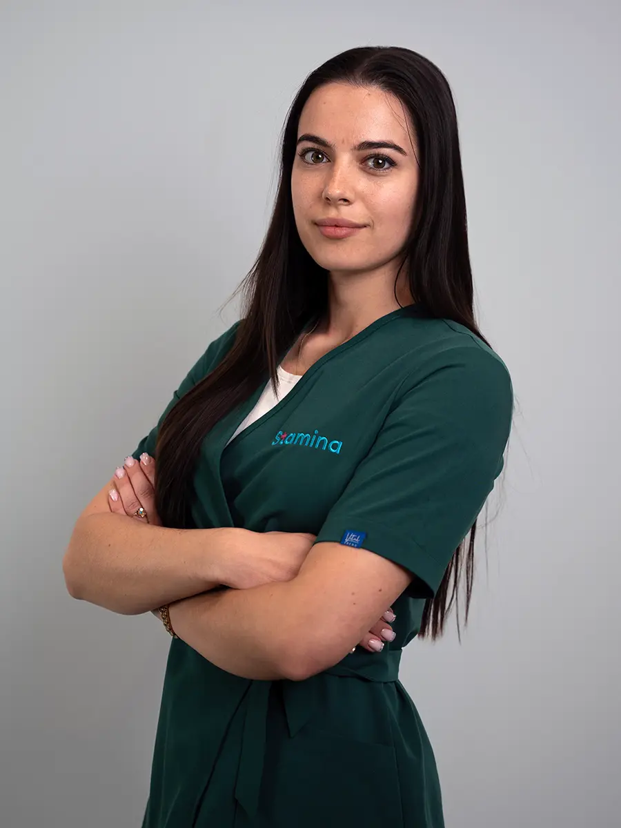 Portret mgr Agnieszka Grabowska, logopeda Centrum Stamina w Gliwicach, w profesjonalnym stroju medycznym