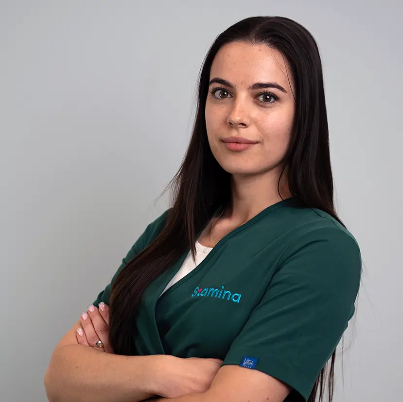 Okrągłe zdjęcie mgr Agnieszka Grabowska, logopeda Centrum Stamina w Gliwicach, w profesjonalnym stroju medycznym