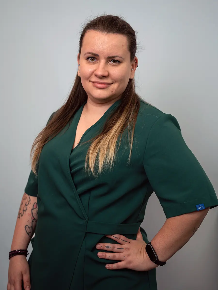 Portret dr Agnieszka Malinowska-Gałązka, psycholog kliniczny dzieci i młodzieży, w stroju medycznym w Centrum Stamina Gliwice.