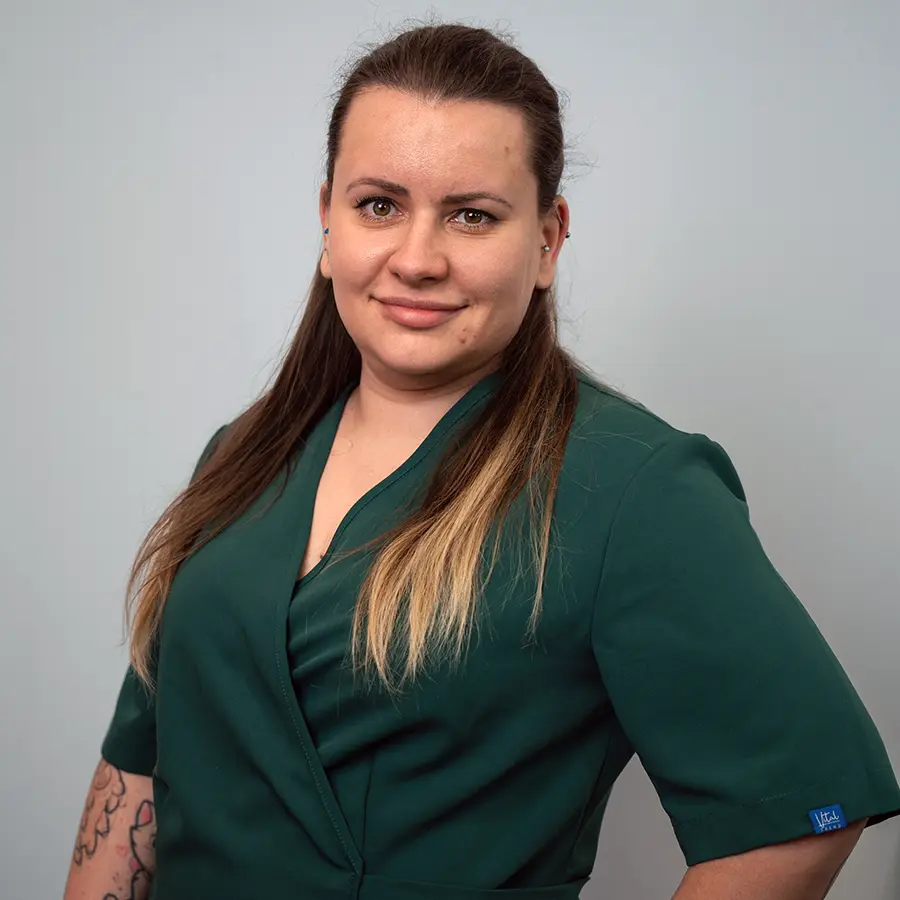 Okrągłe zdjęcie dr Agnieszka Malinowska-Gałązka, psycholog kliniczny dzieci i młodzieży, w stroju medycznym w Centrum Stamina Gliwice.