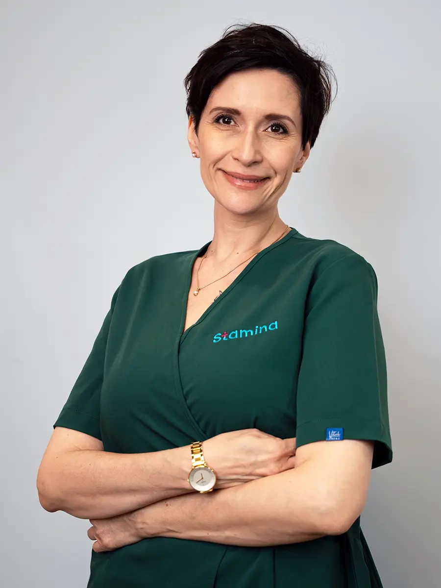 Portret mgr Aleksandra Moskal, psycholog Centrum Stamina w Gliwicach, w stroju służbowym