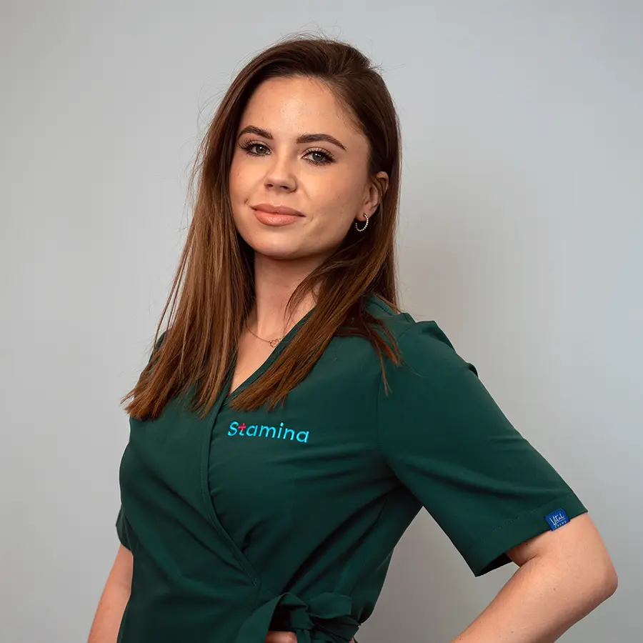 Okrągłe zdjęcie mgr Karolina Bezuszko, fizjoterapeutka dziecięca Centrum Stamina, w gabinecie przy ul. Kilińskiego