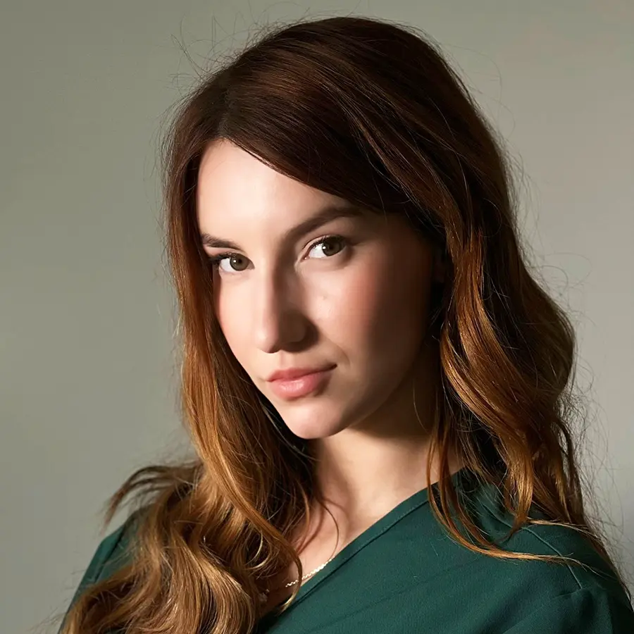 Okrągłe zdjęcie mgr Wiktorii Trybus, psychologa w Centrum Stamina w Gliwicach, ubrana w zielony fartuch medyczny z widocznym logo "Stamina".