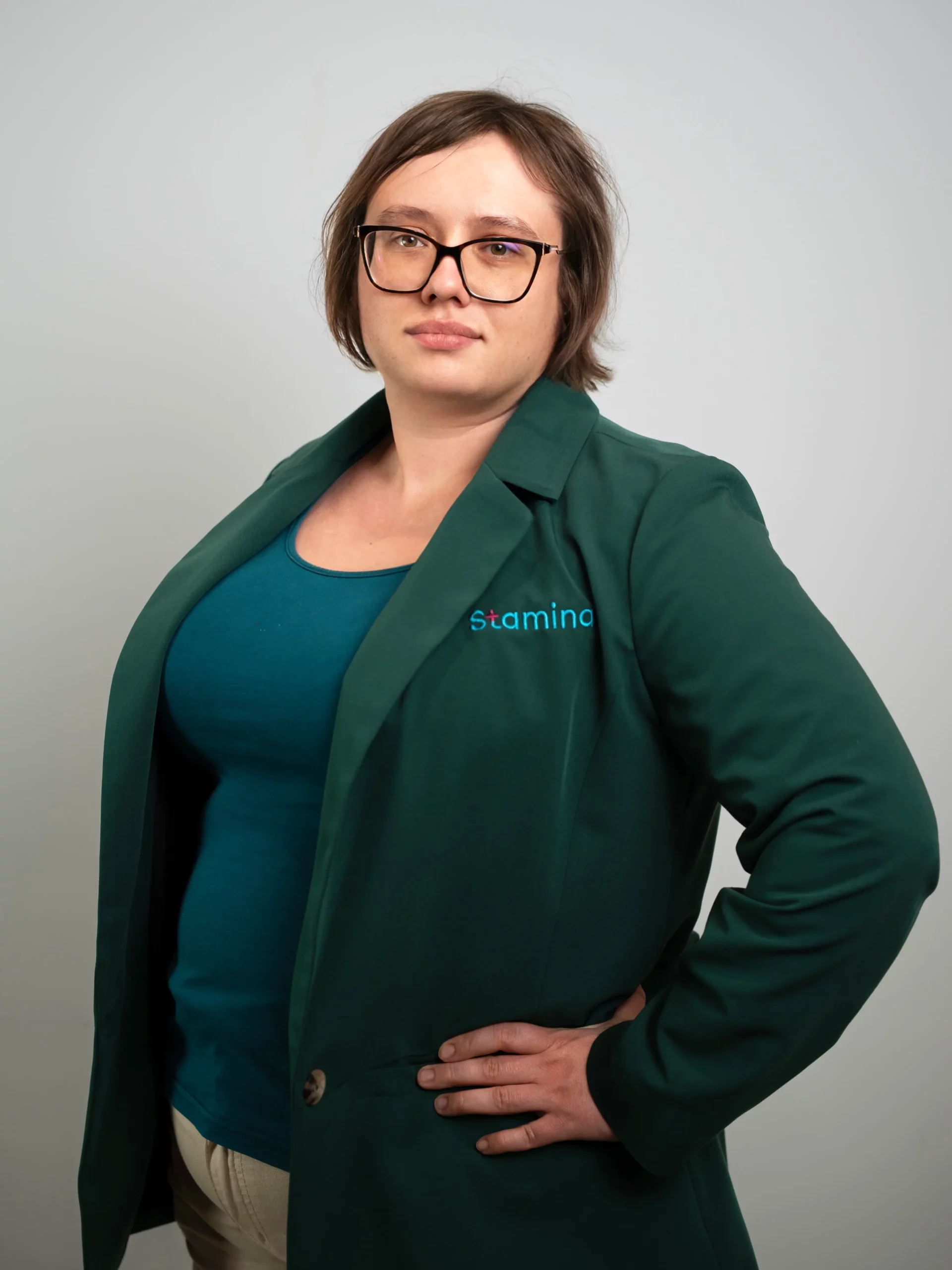 Na zdjęciu lek. Alicja Kosmalska, psychiatra osób dorosłych, w odzieży medycznej w gabinecie Centrum Stamina w Gliwicach.