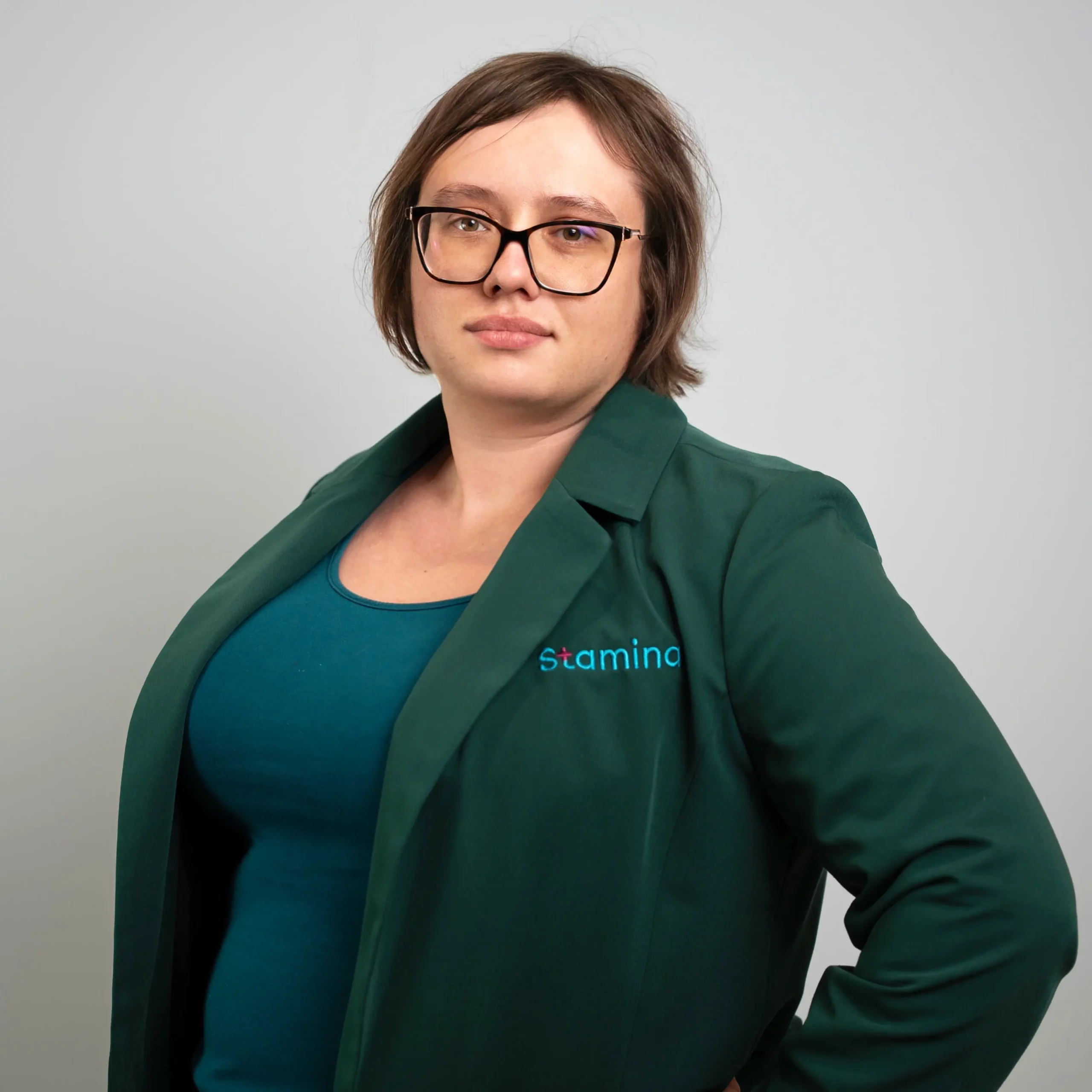 Na zdjęciu lek. Alicja Kosmalska, psychiatra osób dorosłych, w odzieży medycznej w gabinecie Centrum Stamina w Gliwicach.